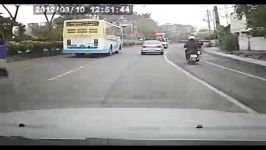 موتور سوار تایوانی تصادف شدید خانم دوچرخه سوار