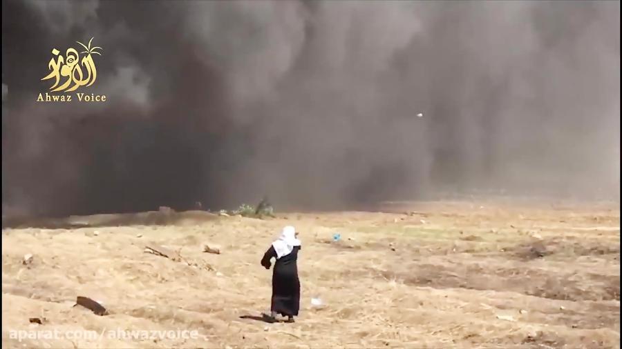 سیدة فلسطینیة كبیرة فی السن ترمی الحجارة باتجاه قوات الاحتلال علی حدود غزة وسط غیاب تام لرجال العرب