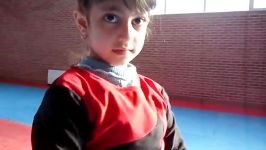 دختر زیبا ژیمناستیک کار مدرسه ژیمناستیک پارسا 6 ساله 
