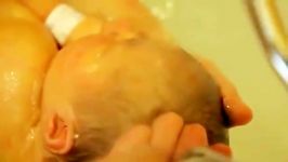 شست وشوی ملس نوزاد در اولین روز حضورش برروی زمین