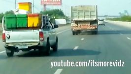 لجبازی راننده کامیون وانت هایلوکس در بزرگراه تایلند