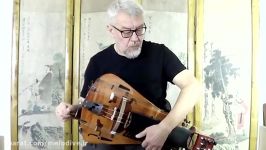 اجرای یک قطعه ساز قرون وسطایی هاردی گاردی Hurdy Gurdy