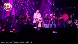 همخوانی پرسروصدای امید حاجیلی زنده یاد ناصر عبداللهی روی استیج کنسرت تهران