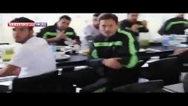 بازیکنان تیم ملی در حال تماشای والیبال ایران برزیل
