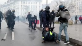 Woman violently dragged by French cop during Yellow Vests protest in Lyon