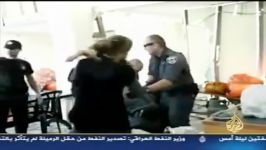 حمله صهیونیست‌ها به زن فلسطینی درمقابل همسرش‬ 