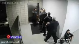 کتک زدن وحشیانه یک جوان توسط افسران پلیس آمریکا