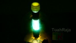 sebuah botol dijadikan lampu hias unik