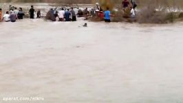 ایستادن مردم جلوی سیل برای نجات دادن زمین های زراعی در خوزستان
