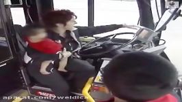 راننده اتوبوس کودکی سرگردان را مشاهده می کند ...