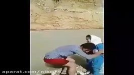 معلمی برای عبور دانش آموزانش رودخانه روستا، آنها را به دوش می کشد