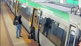 پرت  استرالیا  نجات رهایی مرد گرفتار بین سکو قطار توسط زنان مردان مسافر