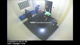 برهنه کردن یک زن توسط افسران مرد پلیس انگلیس در زندان