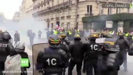 تظاهرات در پاریس منجر به خشونت شده پلیس گاز اشک‌آور استفاده کرده است