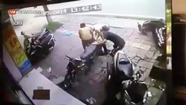 احمق ترین دزد موتور سیکلت...عجب کتکی خورد
