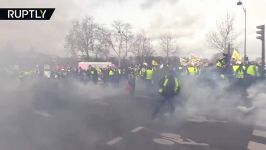 GRAPHIC Protester has hand ripped off during Yellow Vest march in Paris