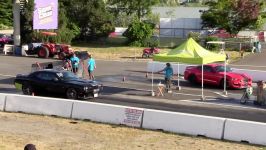 Shelby GT350 vs Challenger SRT 392 drag race