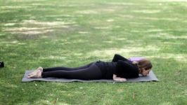 ورزش یوگا در خانه  آموزش تمرینات یوگا برای تقویت عضلات بهبود درد گردن