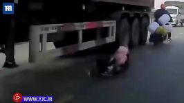 فداکاری مادر شجاع برای جلوگیری له شدن فرزندش زیر کامیون