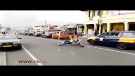 حرکات نمایشی دیوانه وار موتورسیکلت در خیابان