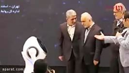 ربات هوشمند عجیب به دژپسند وزیر اقتصاد دست داد او تشکر کرد