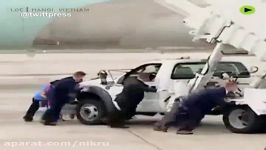 وقتی نیروهای اطلاعاتی ایالات متحده پلکان هواپیمای ترامپ را دست هُل می‌دهند