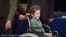 آواز زیبای کودک معلول در همایش ارسال ۳۰۰۰ ویلچر هدیه امام خامنه ای