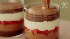 کیک توت فرنگی لیوانی Strawberry Chocolate Bottle cake Recipe