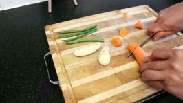 خرد کردن سبزیجات مورد نیاز خوراک لوبیا سبز به سبک آشپزی نیلوفر