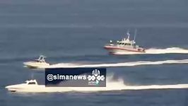 لحظه نزدیک شدن قایق های تندرو سپاه به ناو هواپیمابر آمریکا