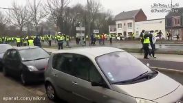 استفاده پلیس فرانسه ماشین آب پاش برای مقابله معترضان در شهر «آمیان»