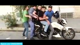 کلیپ خنده دار تفاوت پیک موتوری در ایران خارج فوق العاده خنده دار