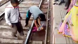 کودک هندی زیر قطار جان سالم به در برد