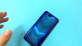 حفره ای در نمایشگر جعبه گشایی بررسی نسخه جهانی Huawei Honor View 20