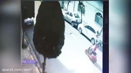 لحظه تصادف شاخ به شاخ موتورسوار پراید در تهران