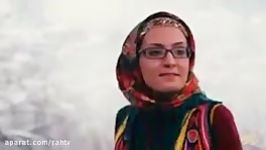 گروه آوازی بدون استفاده ساز تنها صدای حنجره آهنگ می نوازند. ∩ ∩′