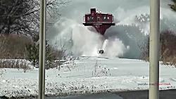 قطار برف روب حرکت قدرتمند قطار در ریل های برف گرفته