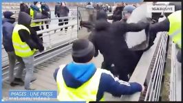 لحظه درگیری تن به تن جلیقه زردها پلیس فرانسه