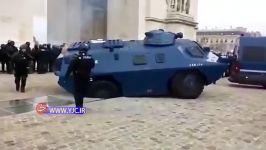 خوشحالی جلیقه زردها رخ دادن اتفاقی غیرمنتظره برای نفربر پلیس فرانسه