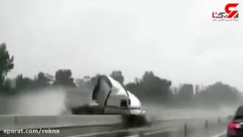 تصادف وحشتناک کامیون در هوای بارانی