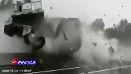 تصادف وحشتناک کامیون در هوای بارانی
