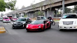 Llenando el tanque de un Lamborghini Aventador SV Roadster en México