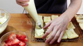 دستور پخت شیرینی ناپلئونی توت فرنگی به روش ساده