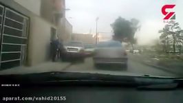 تعقیب گریز راننده خودروی متخلف توسط پلیس ها در خیابان