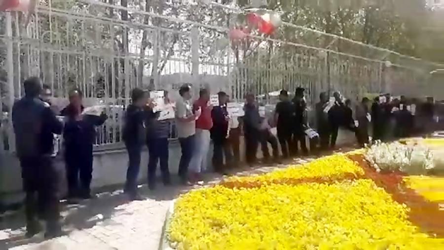 تجمع غارت‌شدگان موسسه مالی بدر توس مشهد مقابل استانداری این شهر شعار