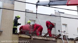 نجات کارگر زیر آوار در باران شدید توسط آتش نشانان مشهدی