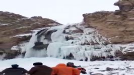 آبشار یخ زده شرشر روستای هفت چشمه کندوان میانه