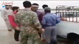 کمک رسانی حاج قاسم سلیمانی به ماشین گرفتار در سیل در خوزستان