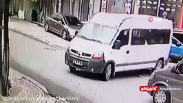 گیر کردن مرد بدشانس بین خودرو تیر چراغ برق در ترکیه