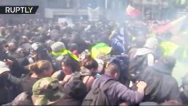گاز اشک آور در طی تظاهرات روز کارگری در پاریس فرانسه